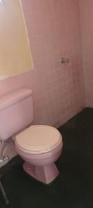 Baño de color rosa con aseo y azulejos rosados en Casa San Fernando, Ahuachapan, en Ahuachapán 14 fotos más