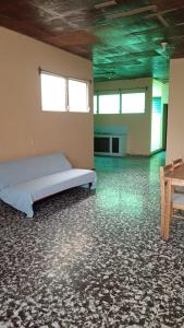 Un dormitorio con una cama en una habitación con techos verdes. en Casa San Fernando, Ahuachapan, en Ahuachapán