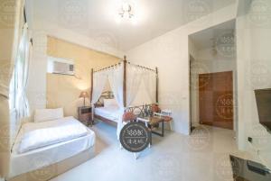 A bed or beds in a room at Left Bank BnB
