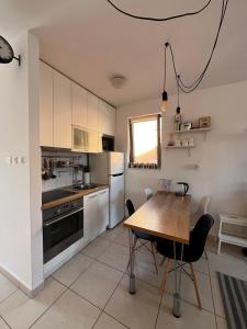 Nhà bếp/bếp nhỏ tại Sunset studio Bečići +12 ảnh