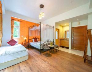 A bed or beds in a room at Left Bank BnB