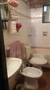 un bagno con un water bianco e un lavandino di Villa Paz a Villa Allende