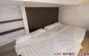 A bed or beds in a room at Left Bank BnB
