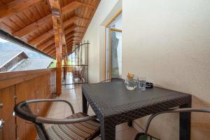 un tavolo nero e sedie sul balcone di Rooms & Apartments Pr Matjon a Bled