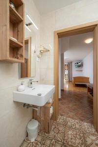 Koupelna v ubytování Rooms & Apartments Pr Matjon + 37 fotografií