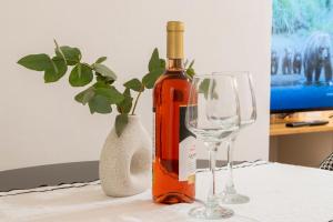 eine Flasche Wein und zwei Gläser auf einem Tisch in der Unterkunft Apartamento de 1 dormitorio cerca de Plaza España-Madrid Temporal PEZ14 in Madrid