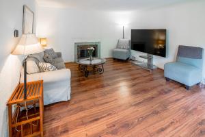 un soggiorno con un divano e una TV di Pet-Friendly St Paul Home Fireplace and Office Area a Mendota