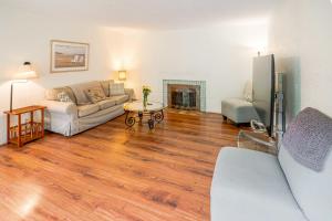 Area soggiorno di Pet-Friendly St Paul Home Fireplace and Office Area
