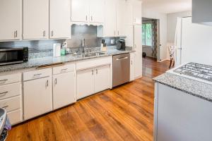 Cucina o angolo cottura di Pet-Friendly St Paul Home Fireplace and Office Area