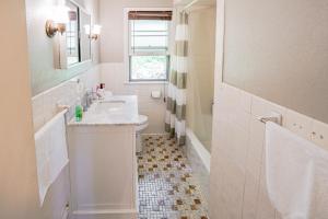 Bagno di Pet-Friendly St Paul Home Fireplace and Office Area