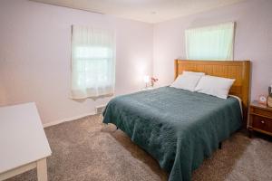 Letto o letti in una camera di Pet-Friendly St Paul Home Fireplace and Office Area