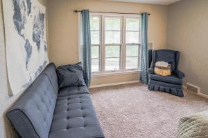 Area soggiorno di Pet-Friendly St Paul Home Fireplace and Office Area