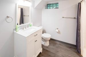 un bagno bianco con lavandino e WC di Pet-Friendly St Paul Home Fireplace and Office Area a Mendota Altre 34 foto