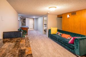 Area soggiorno di Pet-Friendly St Paul Home Fireplace and Office Area