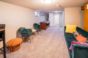Area soggiorno di Pet-Friendly St Paul Home Fireplace and Office Area