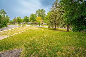 Giardino di Pet-Friendly St Paul Home Fireplace and Office Area