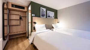 2 bedden in een hotelkamer met 2 bedden van 6 x 6 x 6 x bij Campanile NATURE - Aix Les Bains in Aix-les-Bains