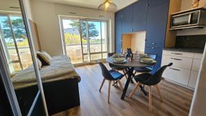 a kitchen with a table and chairs in a room at Studio Carnac Plage Terrasse & Parking privé in Carnac