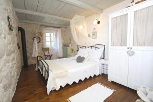 ein Schlafzimmer mit einem Bett und einer Steinwand in der Unterkunft Stone cottage Lavandula in Baška Voda