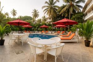 Maashpi Hotel & Resort, Candolim内部或周边的泳池