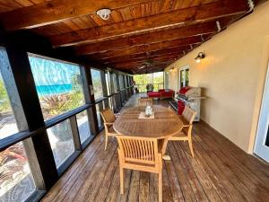 une salle à manger avec une table et des chaises sur une terrasse dans l'établissement Panthers Paradise, à Rokerʼs