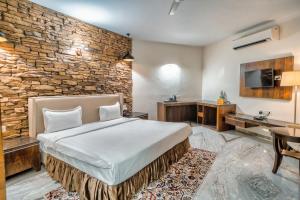 Postel nebo postele na pokoji v ubytování Chokar Dhani Resort