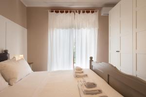 una camera da letto con un letto con due asciugamani sopra di Casa vacanze VesuviusView a Ercolano