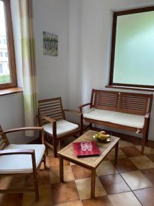 a room with chairs and a table with a bowl of fruit at Villa am Schwarzen Meer in Eforie Nord