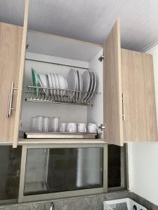 卡塔赫纳Maru apartamentos的架子上带盘子和盘子的厨房 更多12张照片