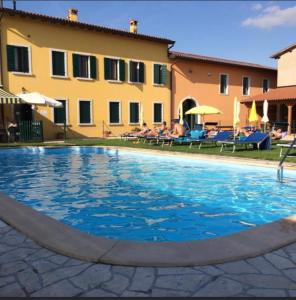 Bazén v ubytovaní Agriturismo Colombarola alebo v jeho blízkosti