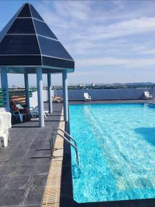 Swimmingpoolen hos eller tæt på 30m beachfront Seaview Jomtien beach high level seaside Thiantong condo