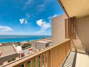 een balkon met uitzicht op de oceaan bij Mèla Twin Villa Green Coast in Himare