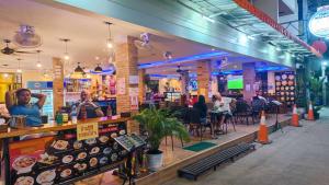 En restaurant eller et andet spisested på 30m beachfront Seaview Jomtien beach high level seaside Thiantong condo