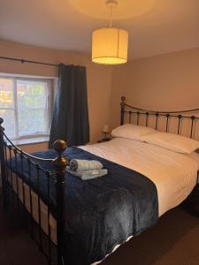 ein Schlafzimmer mit einem Bett, auf dem ein Stofftier liegt in der Unterkunft Hart Cottage in Castle Cary