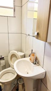 Ένα μπάνιο στο Suite house in Vila do Abraão Ilha Grande RJ
