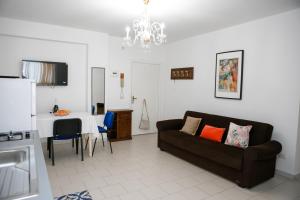 a living room with a couch and a table at Appartamento Centrale Scalea in Scalea
