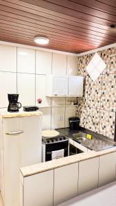 Η κουζίνα ή μικρή κουζίνα στο Suite house in Vila do Abraão Ilha Grande RJ
