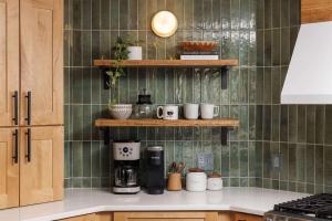 Køkken eller tekøkken på Broad Brook Cabin between Woodstock & Killington + 59 billeder