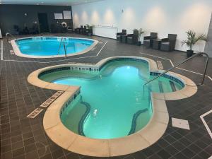 Bazén v ubytování voco Saranac Lake NY - Waterfront by IHG nebo v jeho okolí