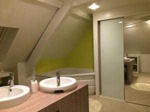 ein Badezimmer mit zwei Waschbecken und einer Dusche in der Unterkunft LES TERRASSES DE CARENNAC in Carennac + 51 Fotos