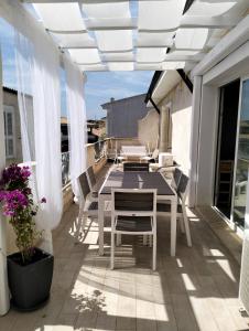a patio with a table and chairs on a balcony at Il Gioiello a Palau in Palau