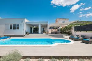Bazén v ubytování Villa Immortelle with pool and sea view nebo v jeho okolí