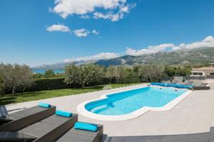 Bazén v ubytování Villa Immortelle with pool and sea view nebo v jeho okolí