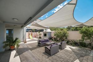 Posezení v ubytování Villa Immortelle with pool and sea view