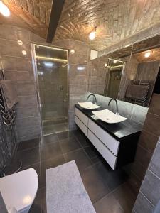 een badkamer met wastafel, douche en toilet bij B&M Mini jecuzzi Lovers room Self check-in in Vilnius