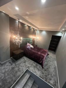 een slaapkamer met een bed en een kroonluchter bij B&M Mini jecuzzi Lovers room Self check-in in Vilnius