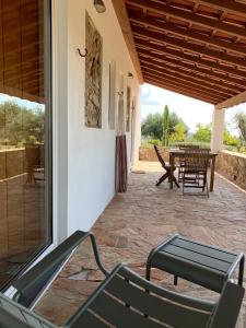 Blick auf eine Terrasse mit Tisch und Stühlen in der Unterkunft Casa da Pedra-Quinta do Briando in Portalegre + 18 Fotos