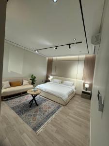Ένα ή περισσότερα κρεβάτια σε δωμάτιο στο Cozy & Luxurious stay in Al KHO!