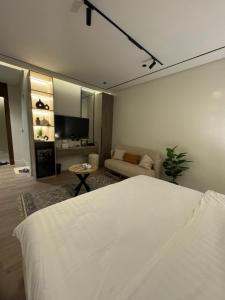 Μια τηλεόραση ή/και κέντρο ψυχαγωγίας στο Cozy & Luxurious stay in Al KHO! +13 φωτογραφίες