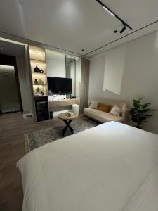 Μια τηλεόραση ή/και κέντρο ψυχαγωγίας στο Cozy & Luxurious stay in Al KHO!